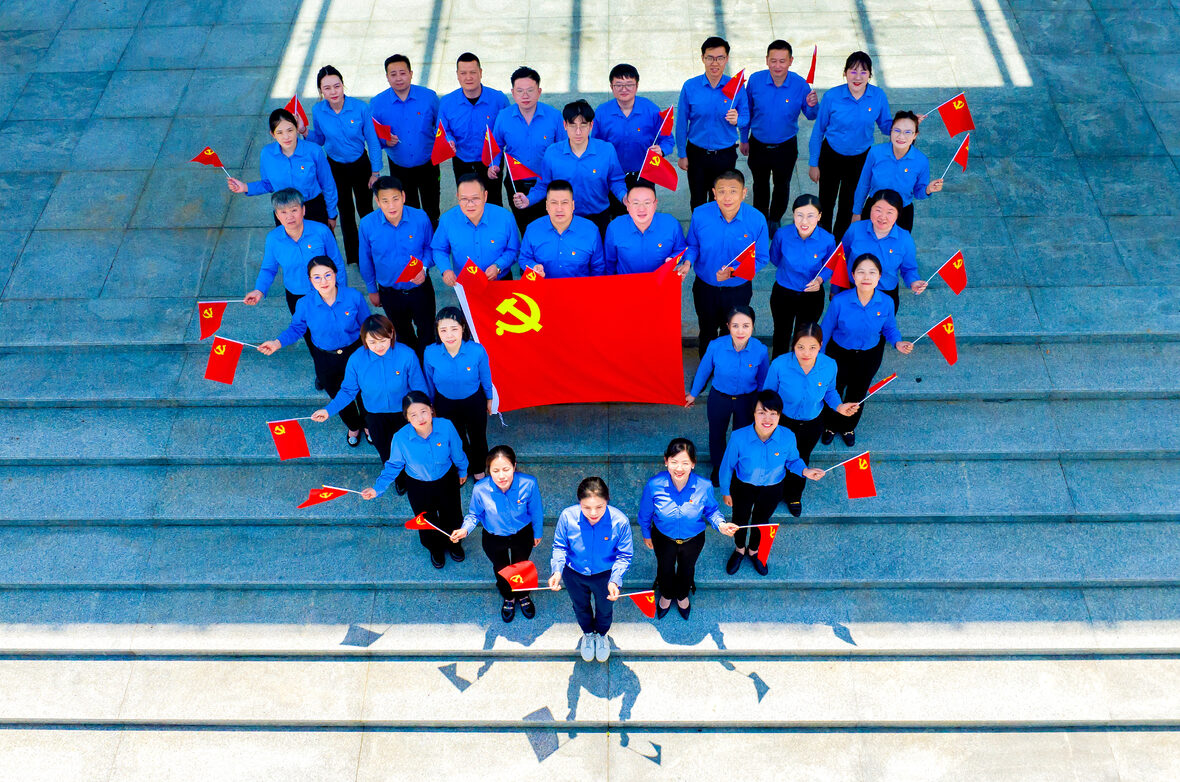 我與黨旗合個影 | 凌云建裝擔使命！